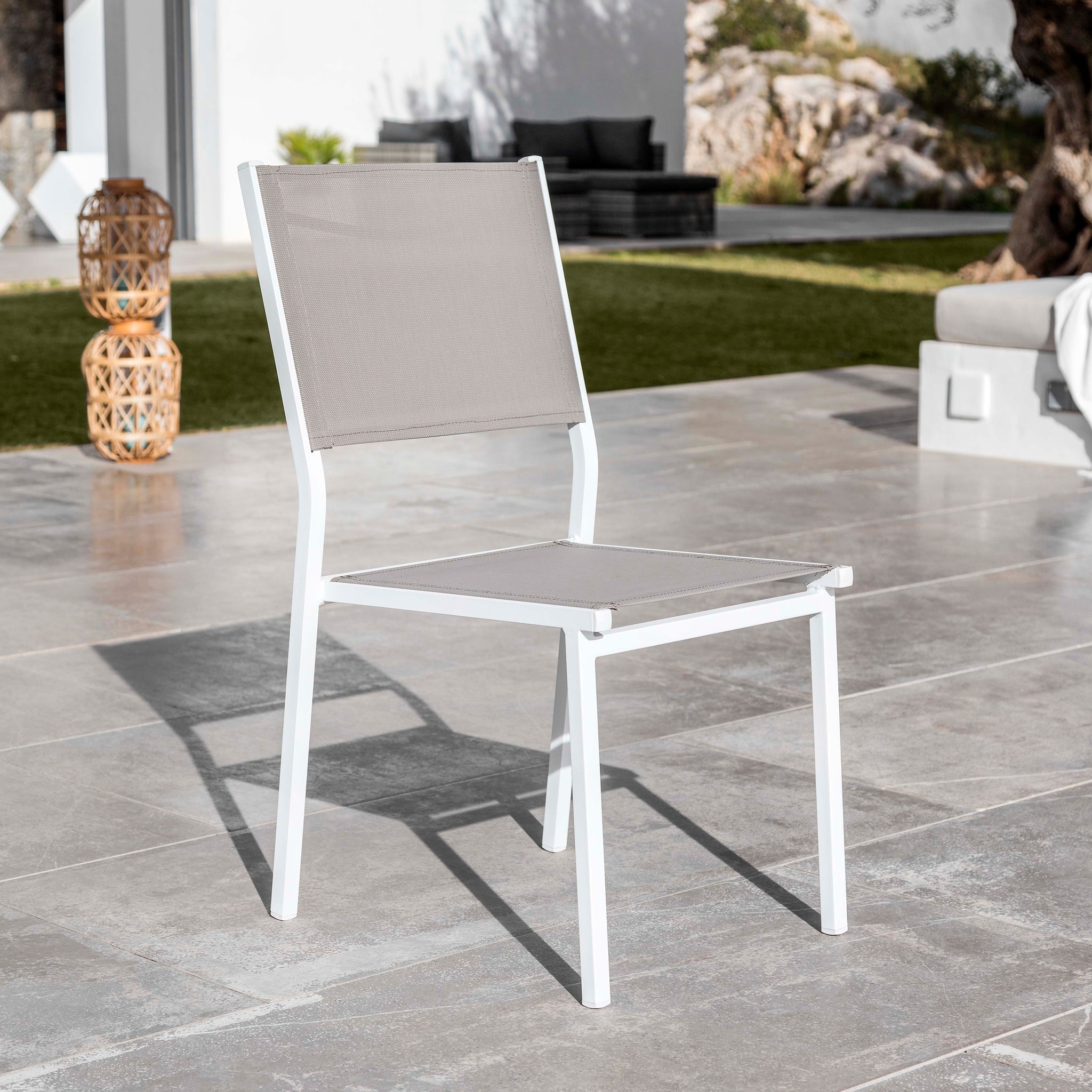 Chaise de jardin en aluminium empilable Murano de Meublot, design blanc taupe pour extérieur, vue de la chaise empilée.