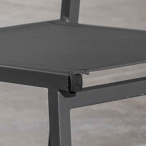 Chaise de jardin en aluminium empilable Murano de Meublot, assise et dossier gris anthracite, design moderne pour extérieur.