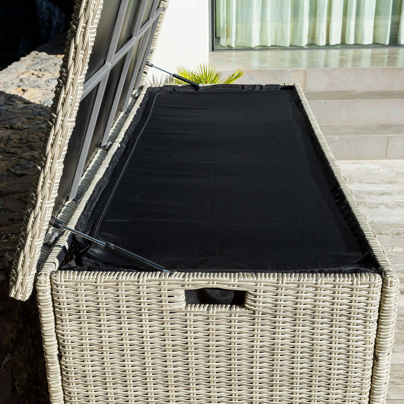 Coffre de rangement gris Meublot Calvi, coffre de jardin en plastique pour stockage extérieur, vue de face.