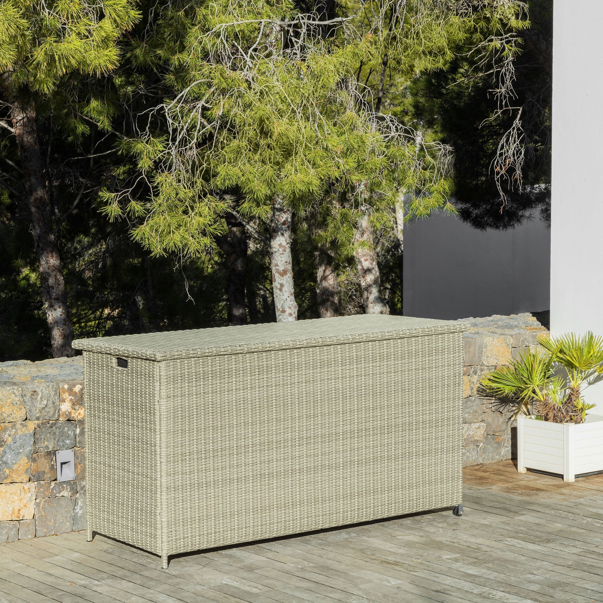 Coffre de rangement gris Calvi de Meublot, coffre de jardin en plastique résistant, idéal pour le rangement extérieur.