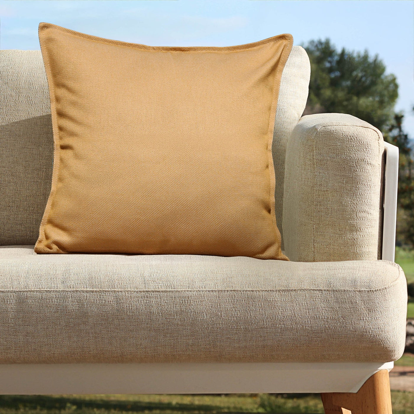 Coussin décor extérieur jaune Borae de 45x45 cm de Meublot, avec tissu résistant pour mobilier de jardin.