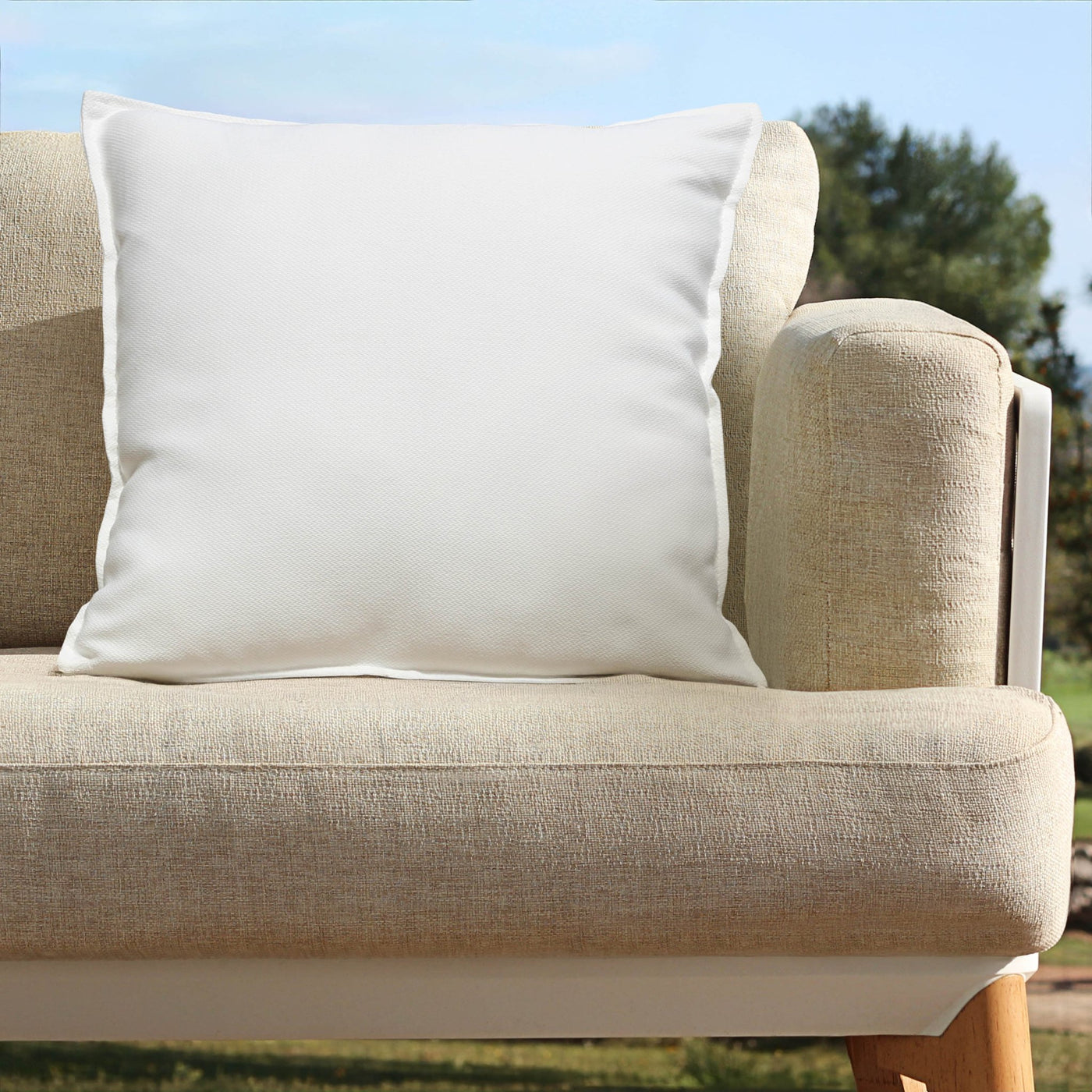 Coussin déco d'extérieur blanc Borae 45x45 cm de Meublot, tissu résistant aux intempéries, idéal pour mobilier extérieur.