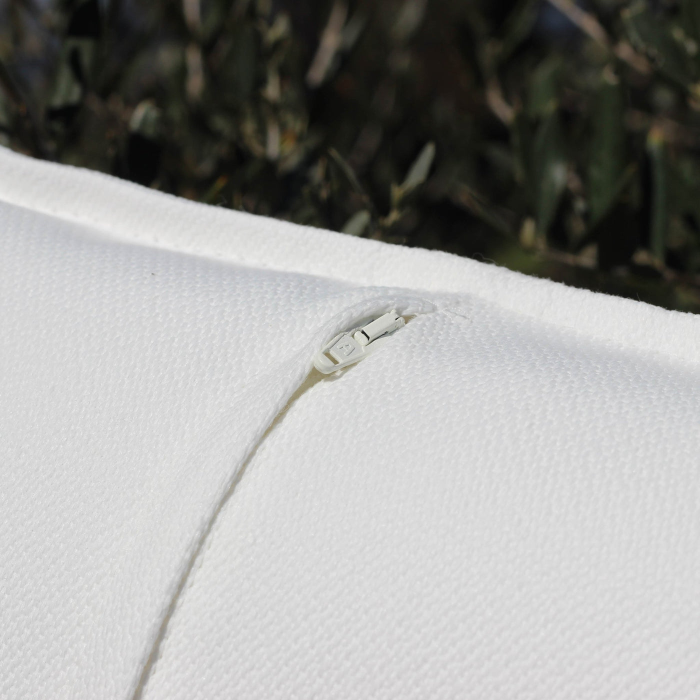 Coussin décor d'extérieur blanc Borae 45x45 cm de Meublot, avec zip visible, idéal pour mobilier extérieur élégante