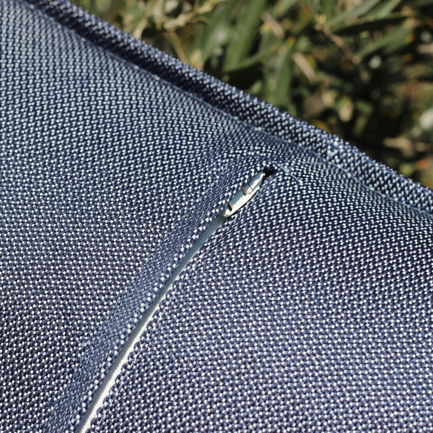 Coussin déco d'extérieur Borae 45x45 cm de Meublot avec zip bleu marine, tissu résistant pour mobilier extérieur