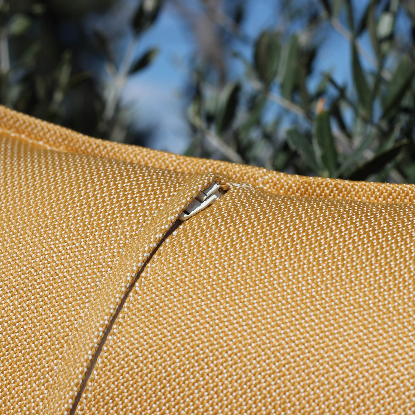 Coussin déco d'extérieur jaune ocre Borae 60x60 cm de Meublot avec fermeture à zip, idéal pour mobilier d'extérieur.