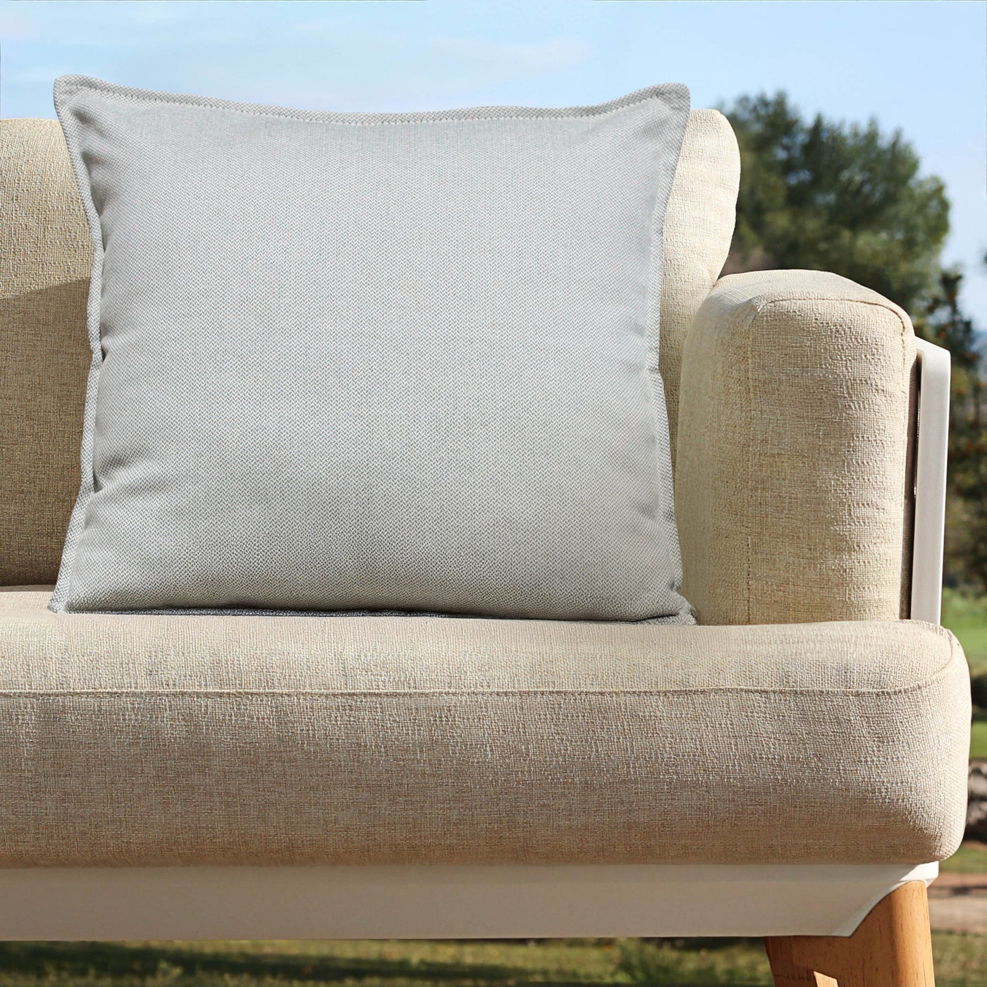 Coussin décor d'extérieur Kalena vert olive clair, 45x45 cm, avec housse en tissu résistante pour espace extérieur.