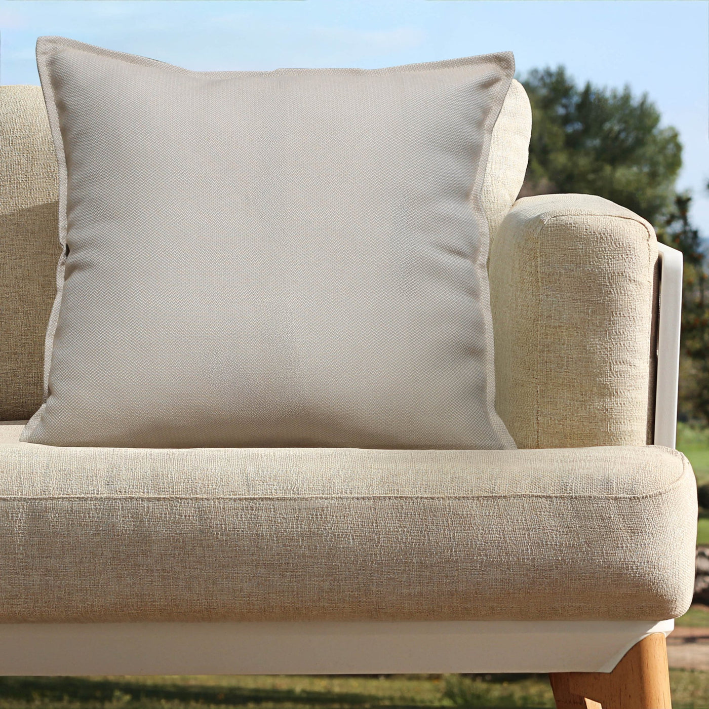 Coussin déco d'extérieur taupe Meublot, 45x45 cm, avec tissu résistant aux intempéries, idéal pour mobilier de jardin.