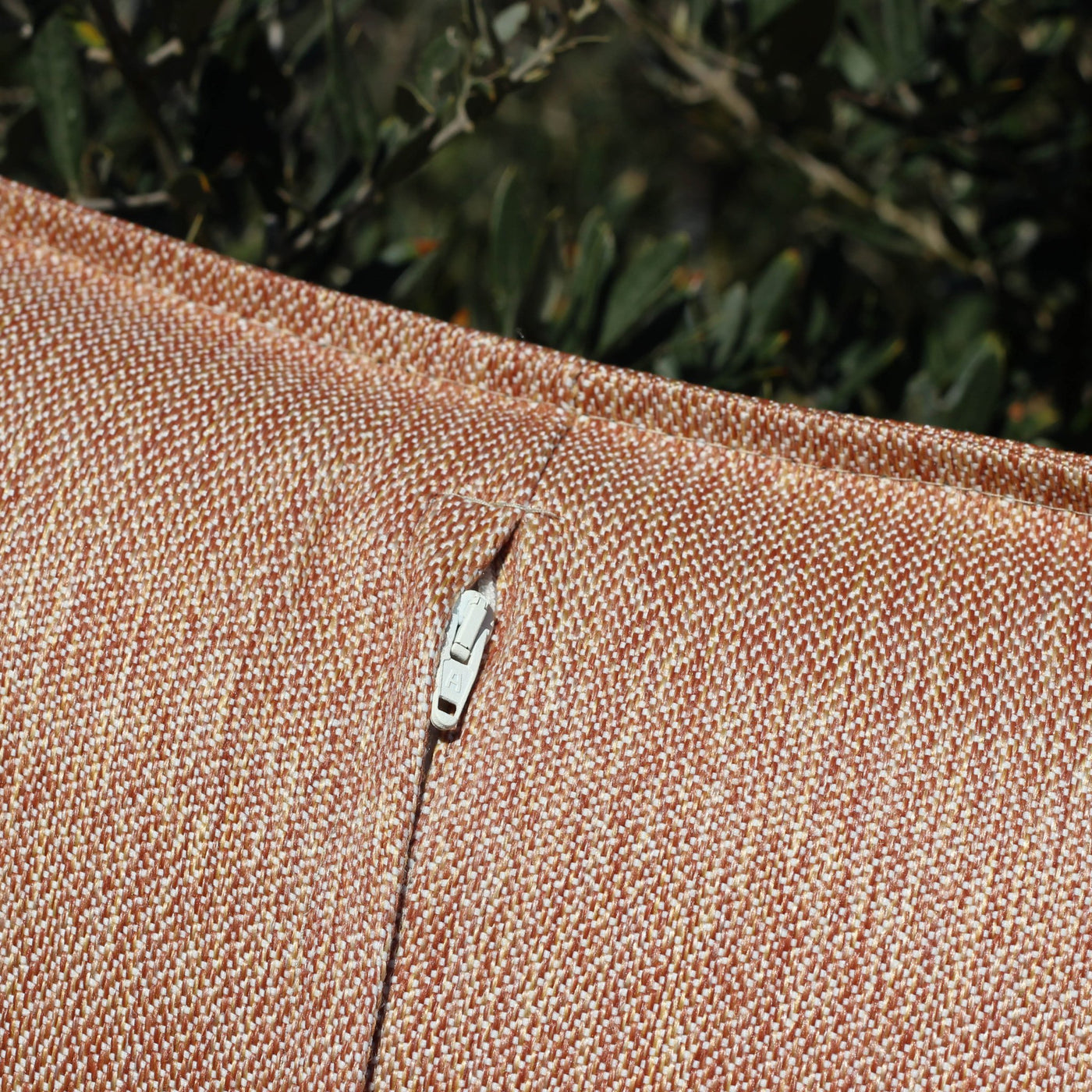 Coussin déco extérieur Kalena Meublot de 45x45 cm en tissu terracotta, aspect confortable et élégant pour mobilier d'extérieur