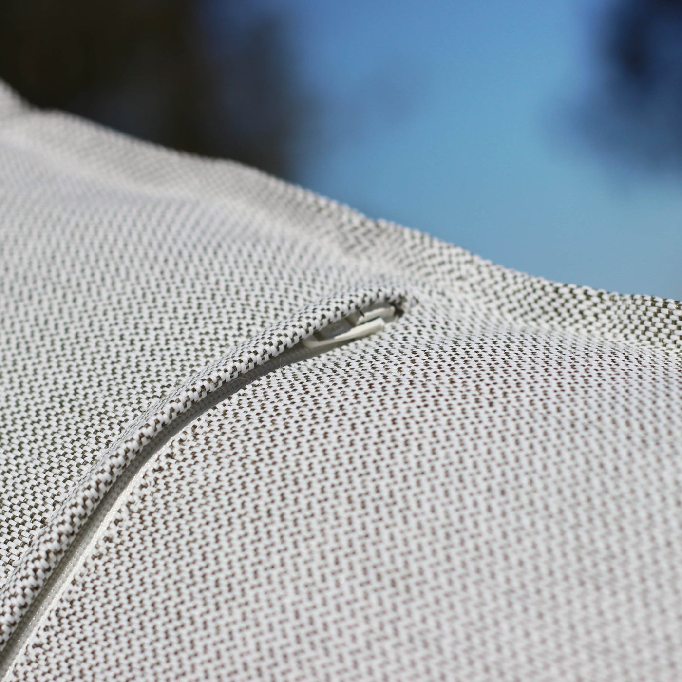 Coussin de décoration d'extérieur Kalena vert clair de 45x45 cm de Meublot, avec fermeture éclair visible sur l’image