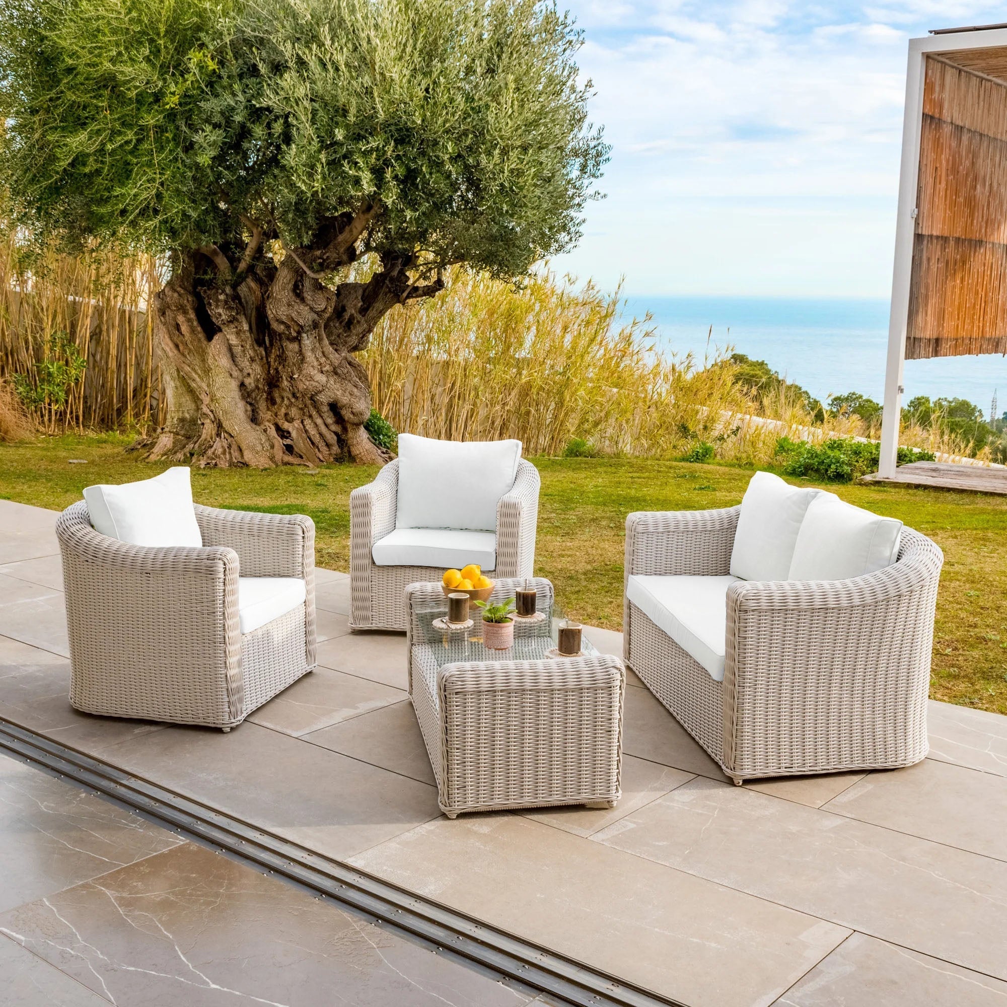 Coussins de remplacement pour salon de jardin Calvi 4 places, fauteuils et canapés, en tissu blanc, marque Meublot.