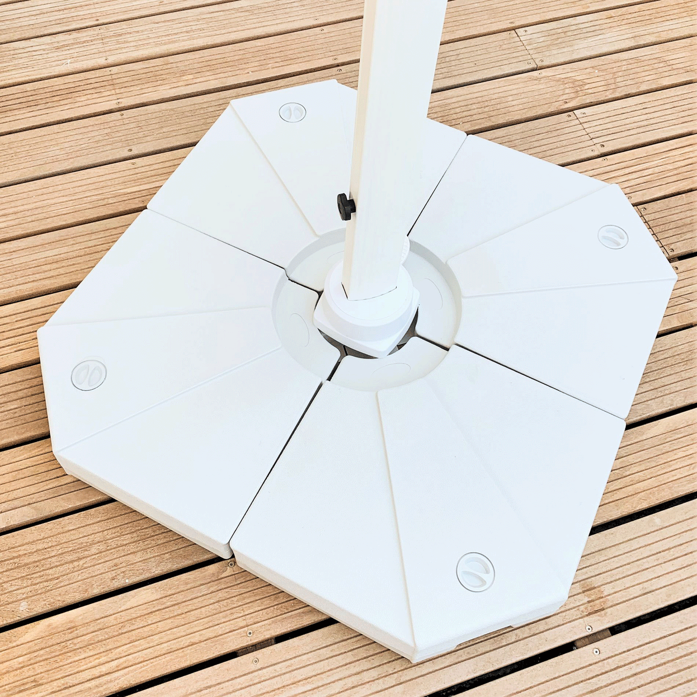 Dalles blanches pour parasol 20L, lot de 4, par Meublot, visibles avec surface en plastique blanc et fixation pour parasol.