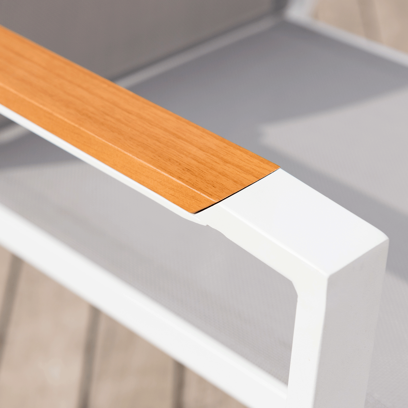 Fauteuil de jardin Bali en aluminium et bois blanc, chaise d'extérieur élégante avec détails modernes et confortables.