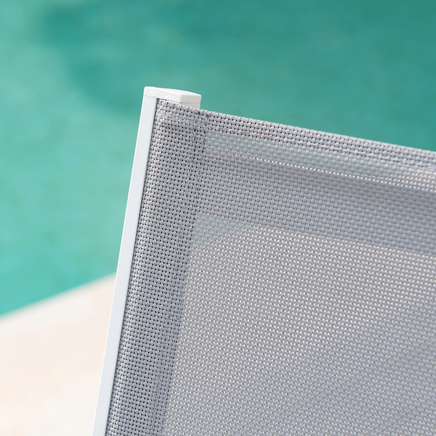 Chaise d'extérieur Bali de Meublot en aluminium et bois, vue en détail avec structure blanche et finition élégante.