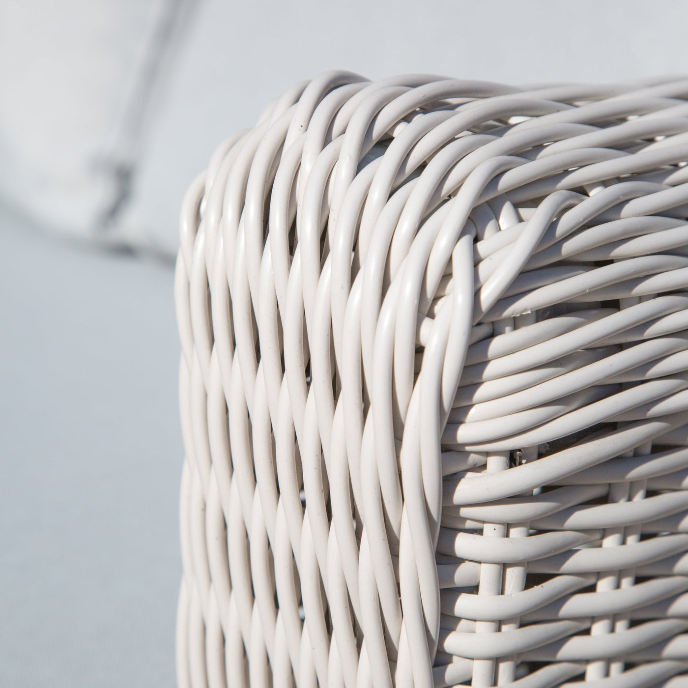 Fauteuil de jardin Calvi Meublot en métal avec coussin beige, design élégant et confort pour l'extérieur.