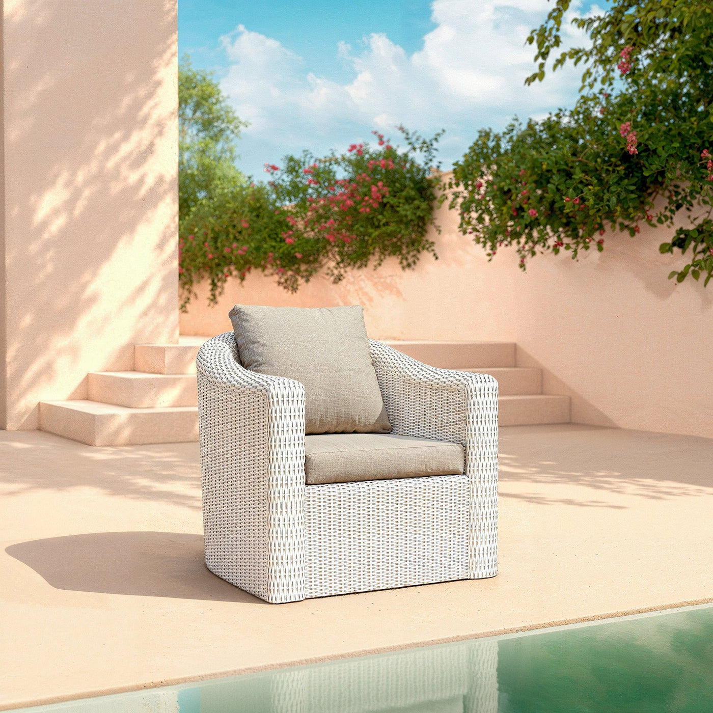 Fauteuil de jardin Calvi Meublot avec cadre en blanc taupe et coussin confortable, idéal pour l'extérieur.