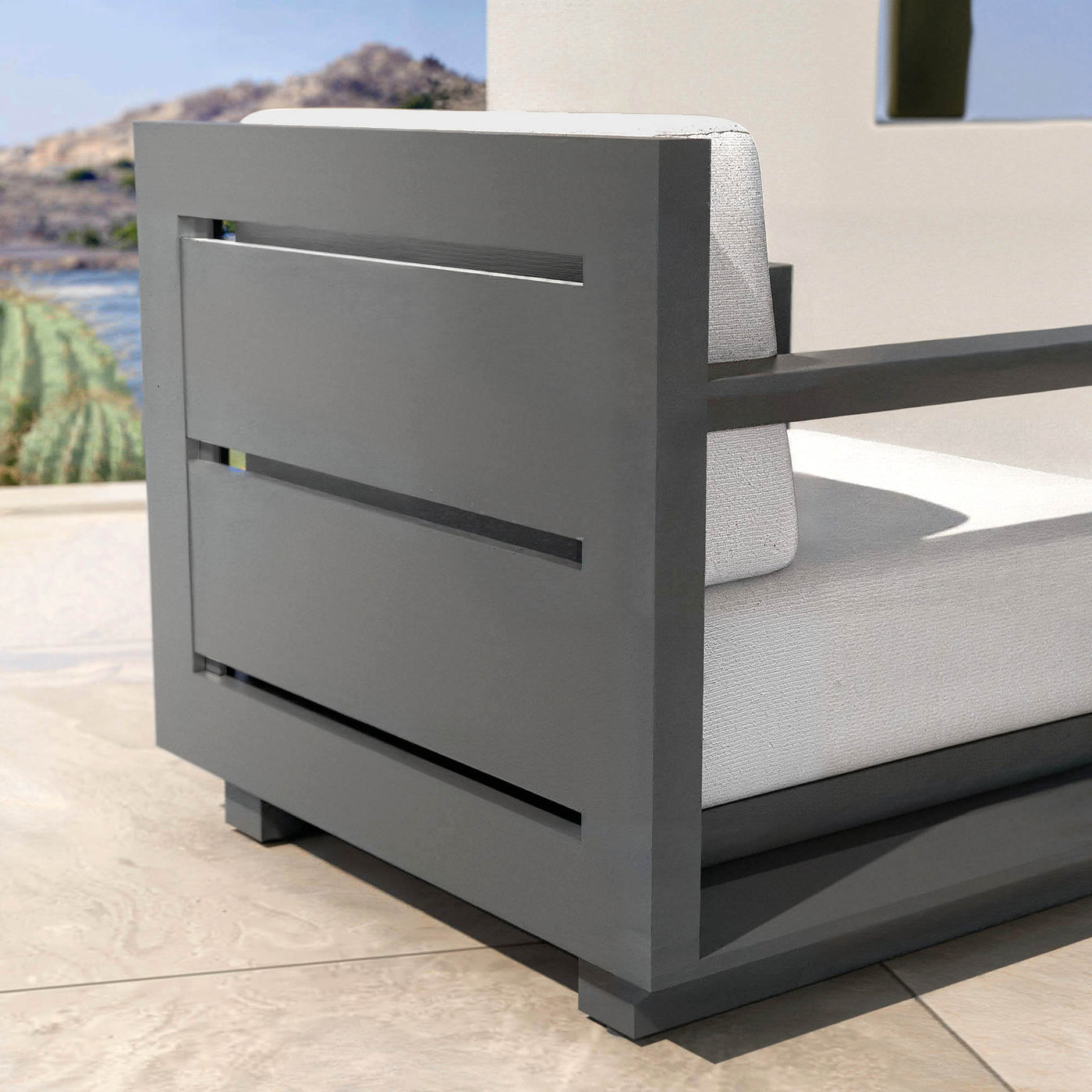 Fauteuil de jardin Elba de Meublot, vue arrière, structure en anthracite avec coussin gris nuage, pour espace extérieur élégant.