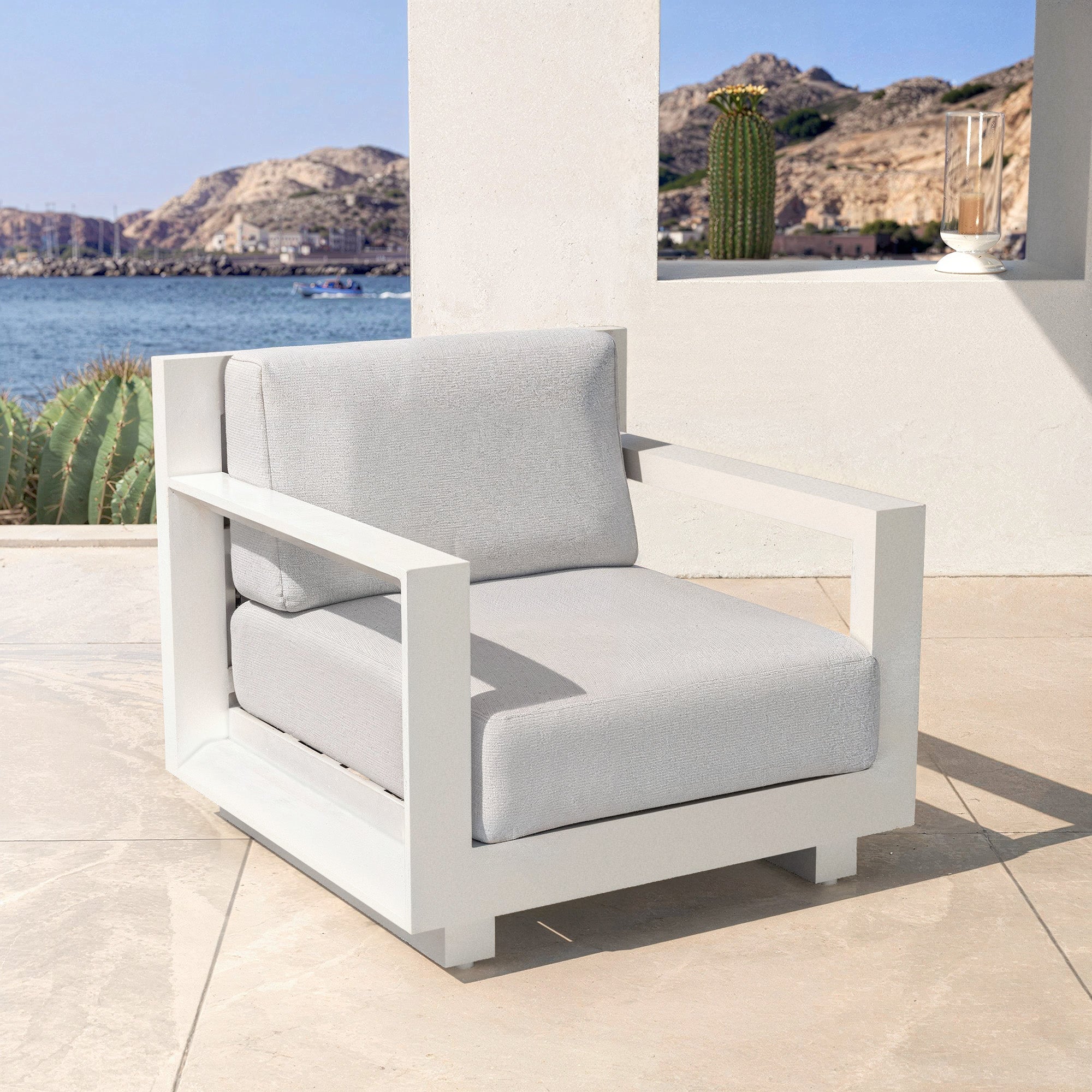 Fauteuil de jardin Elba de Meublot avec structure blanche et coussins gris nuage, idéal pour l'extérieur.