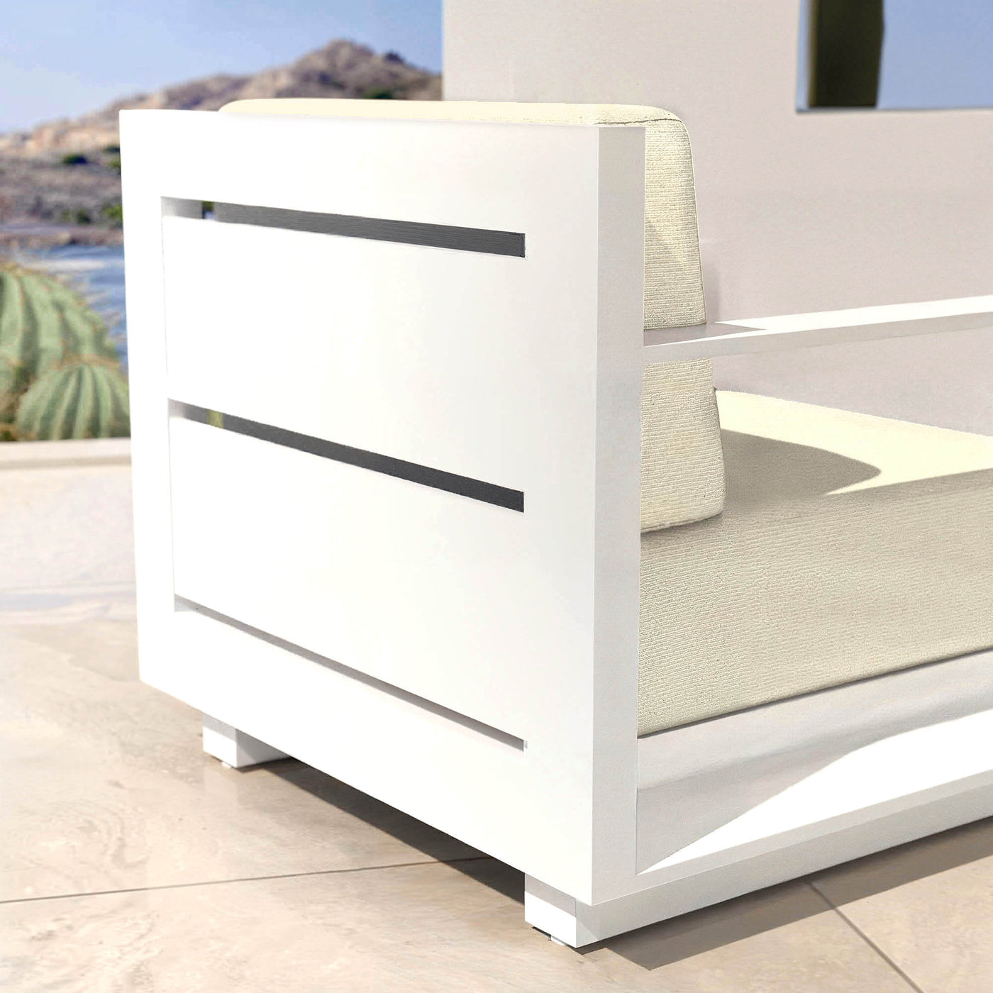 Fauteuil de jardin Elba beige de Meublot, vue de dos, avec coussin blanc, en plastique résistant pour l'extérieur.