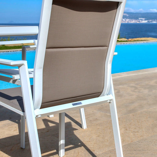 Fauteuil de jardin empilable Portofino de Meublot, taupe, avec structure en métal et assise confortable pour extérieur.