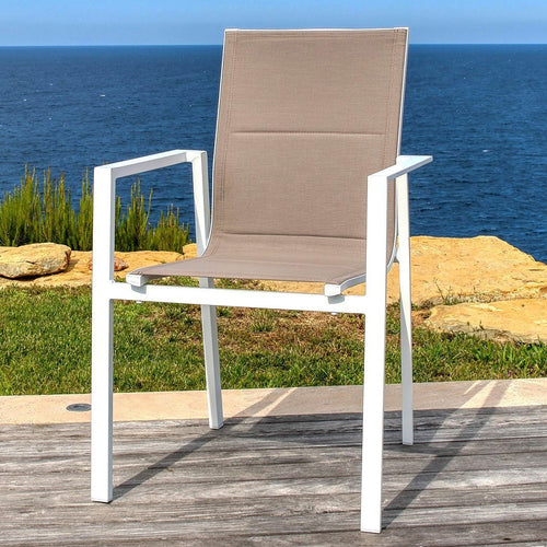 Fauteuil de jardin empilable Portofino de Meublot en taupe, avec structure en métal et assise confortable pour l’extérieur.