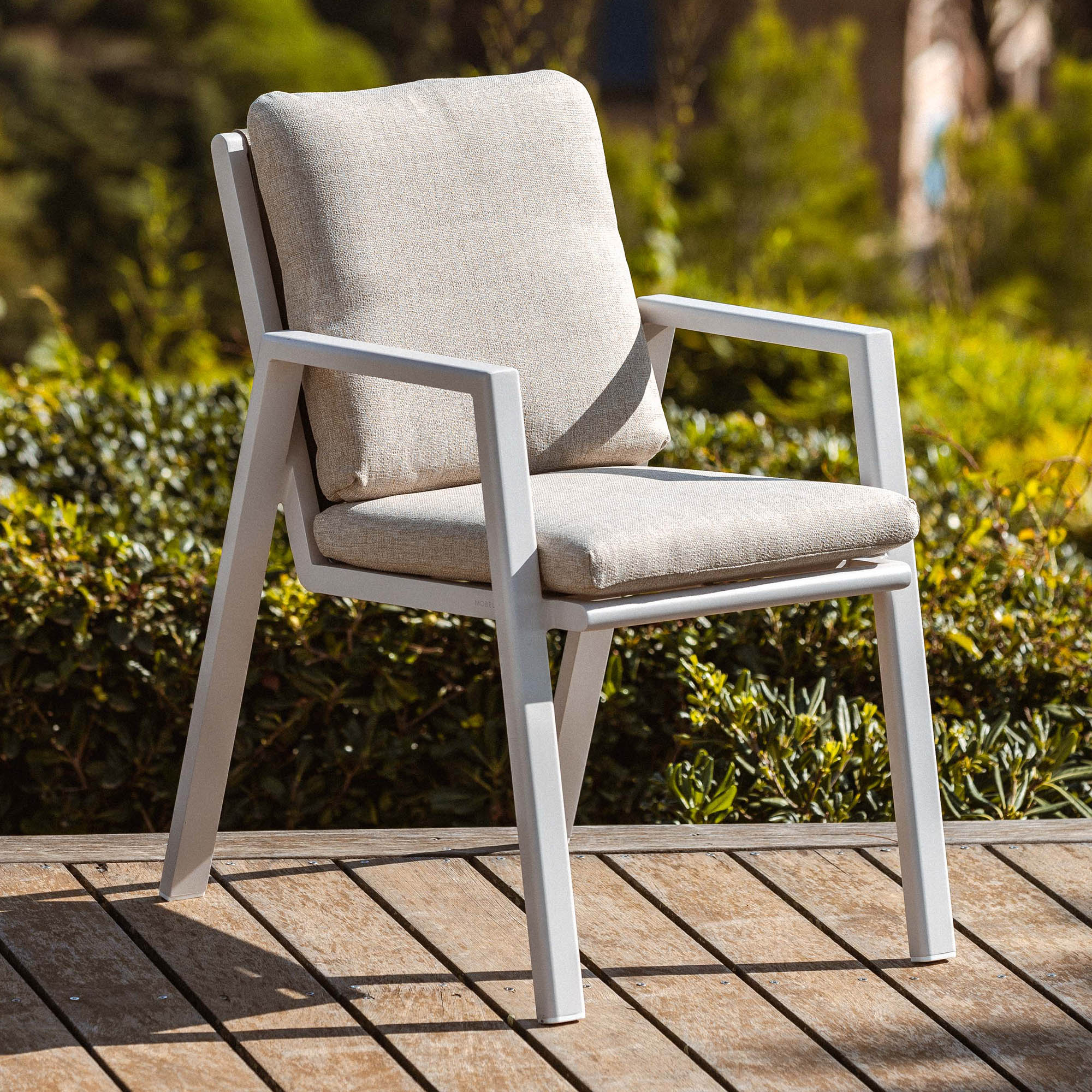 Fauteuil de jardin Long Beach blanc, chaise d'extérieur élégante et confortable de la marque Meublot, pour espace extérieur.