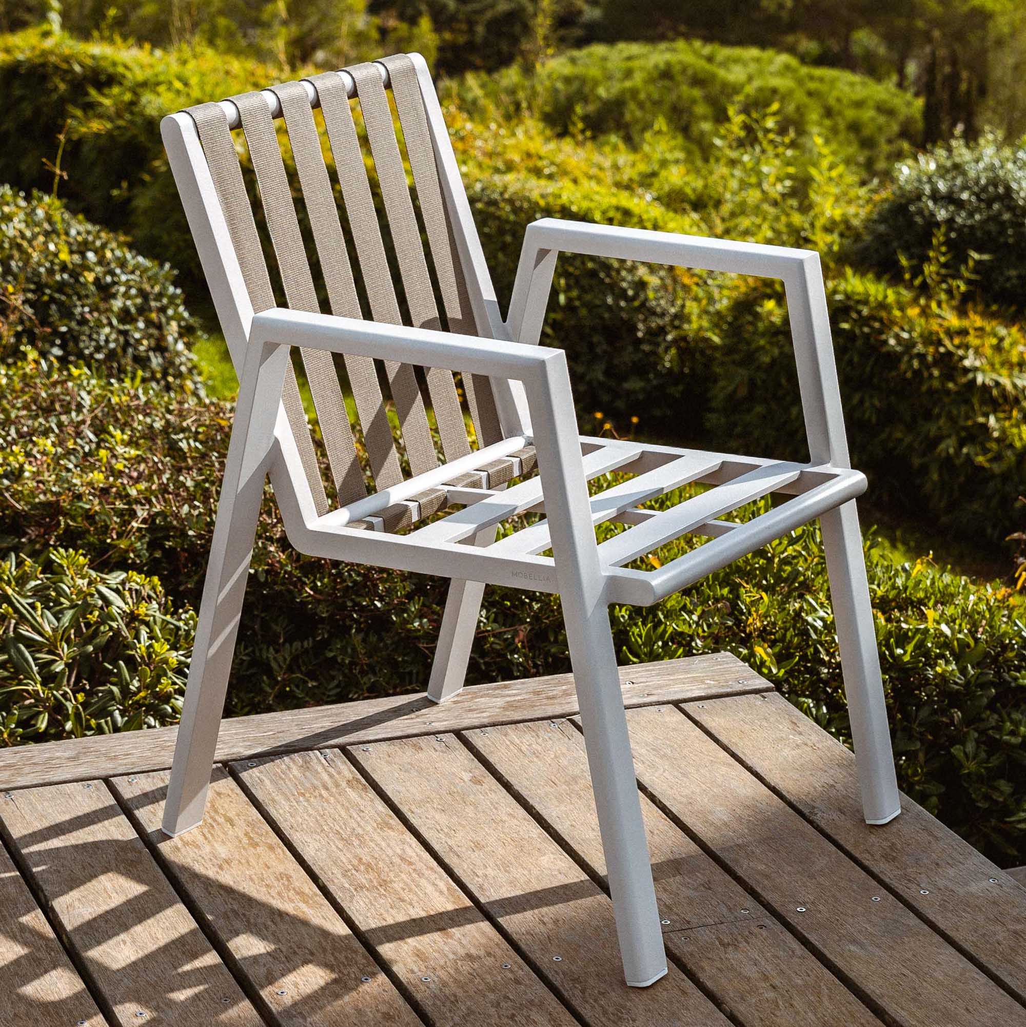 Fauteuil de jardin Long Beach blanc de la marque Meublot, chaise d'extérieur avec cadre en métal et coussin rembourré.