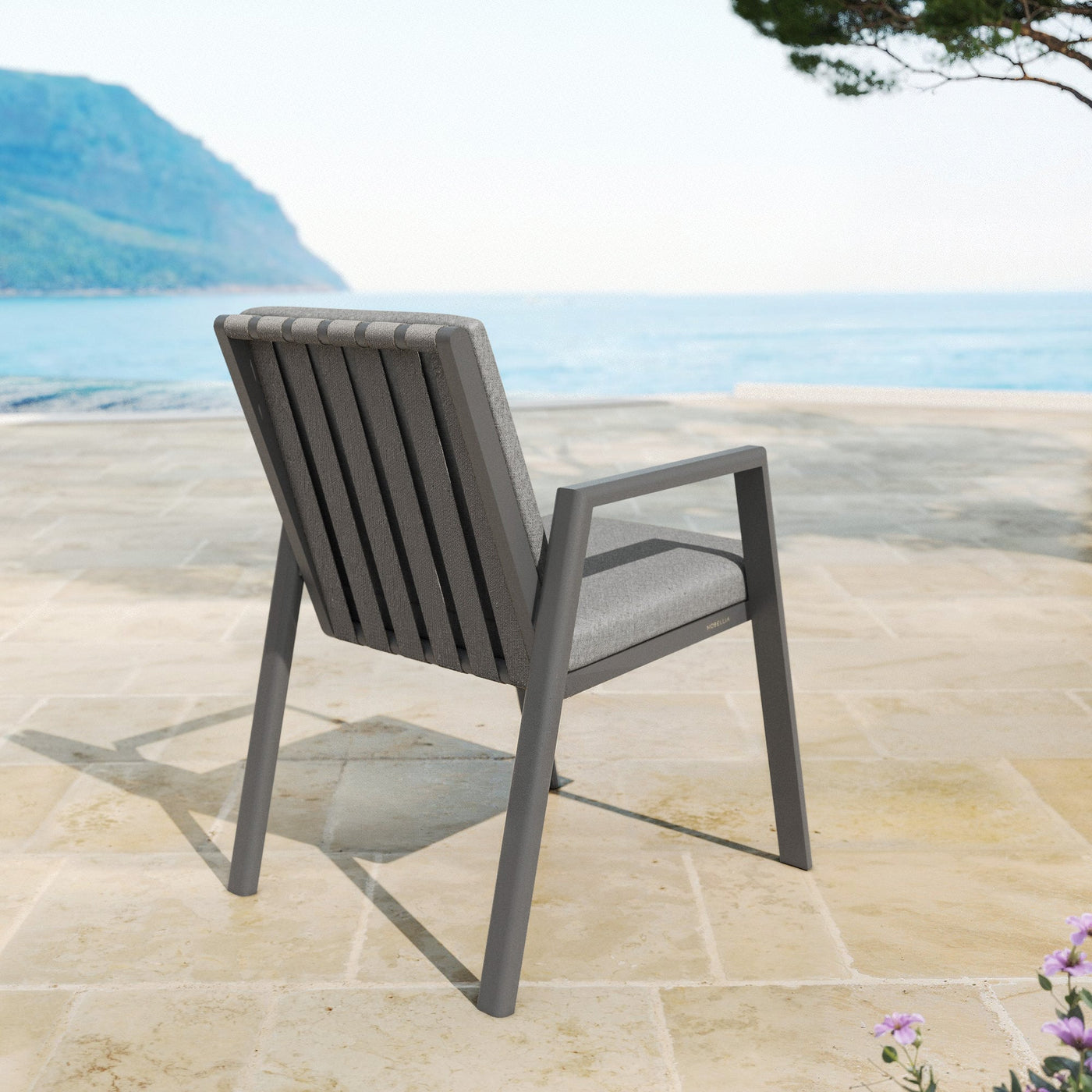 Fauteuil de jardin Long Beach de Meublot, chaise d'extérieur gris vue de dos, design moderne et confortable pour l'extérieur.