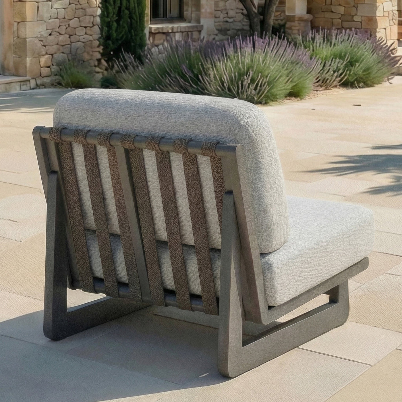 Fauteuil de jardin Long Beach de Meublot avec structure en aluminium et coussins gris, idéal pour extérieur.