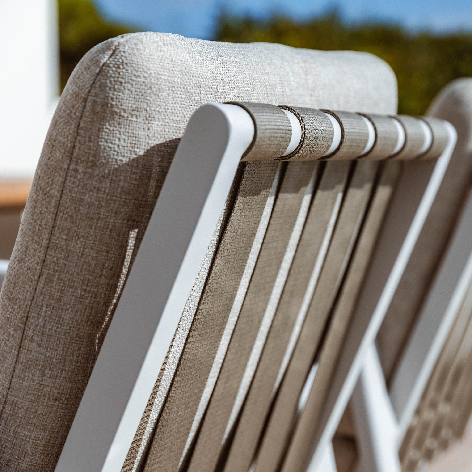 Fauteuil de jardin Long Beach blanc de la marque Meublot, chaise d'extérieur en bois avec coussin blanc, design moderne et confortable.