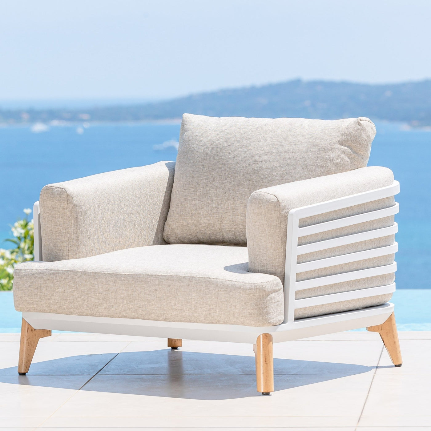 Fauteuil de jardin Monte Carlo en bois avec coussins, design élégant, par Meublot, parfait pour l'extérieur.