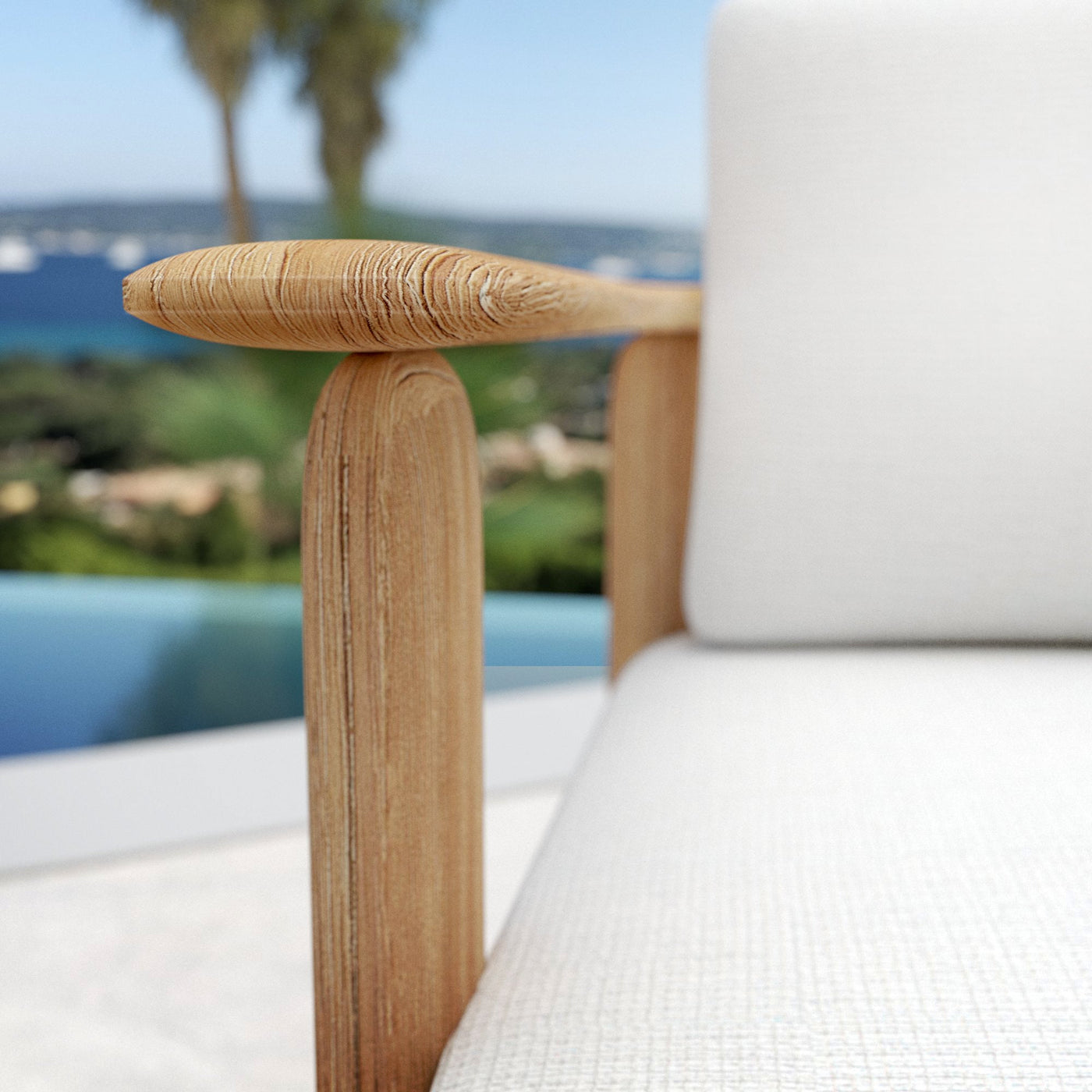 Fauteuil de jardin en teck Java de Meublot, vue rapprochée montrant la finition en bois naturel et le design élégant.