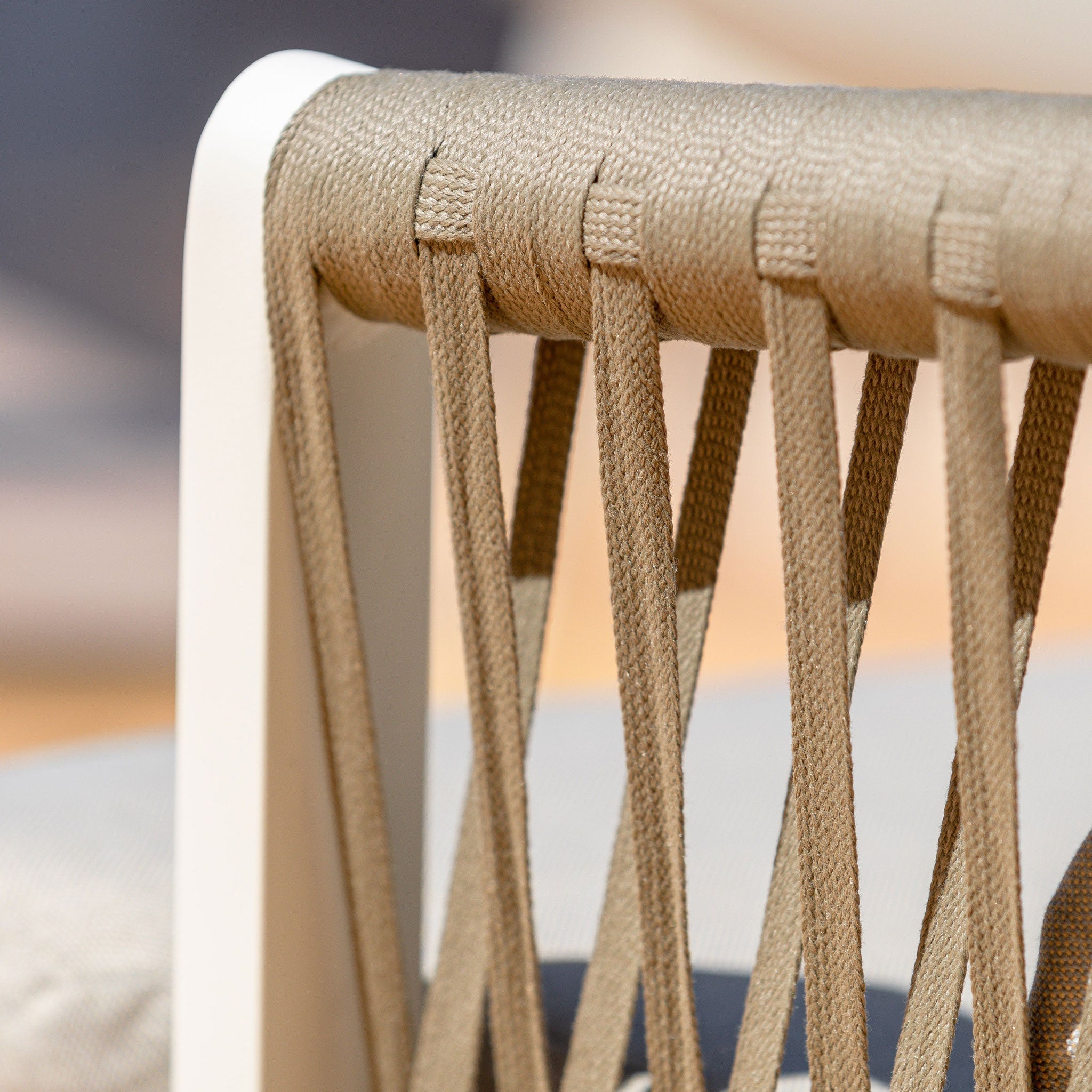 Fauteuil de salon de jardin Amalfi de Meublot avec coussin en tissu beige et cadre en métal noir.