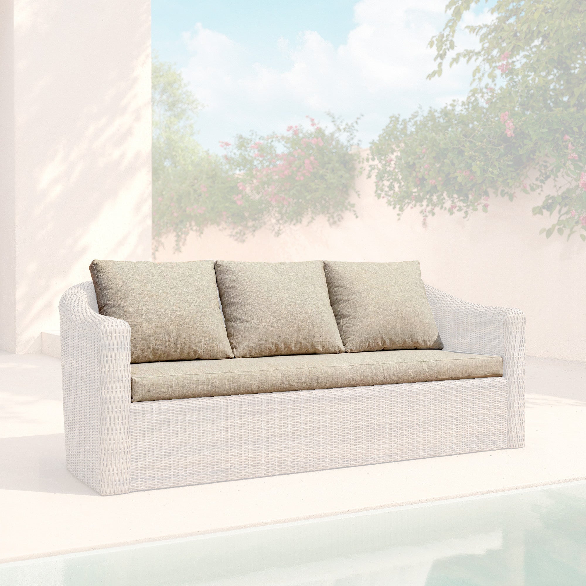 Housse de coussin pour canapé 3 places Calvi, couleur sépia taupe, en tissu doux, de la marque Meublot.