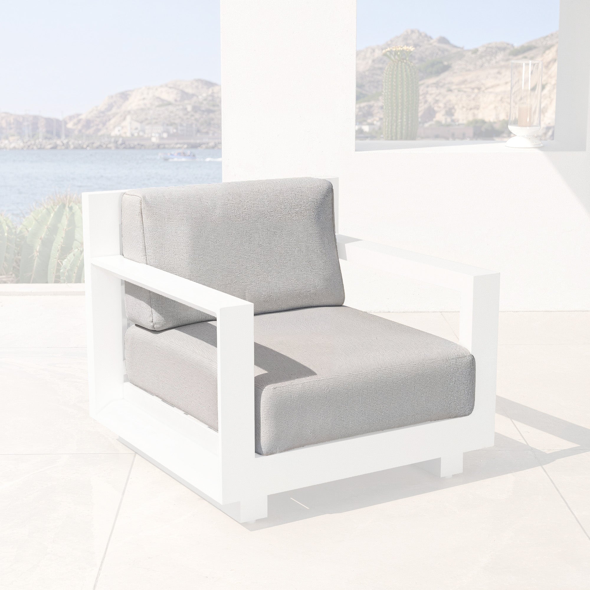 Housse de coussin pour fauteuil Elba Meublot en blanc et gris nuage, tissu doux et ajusté pour confort et style.