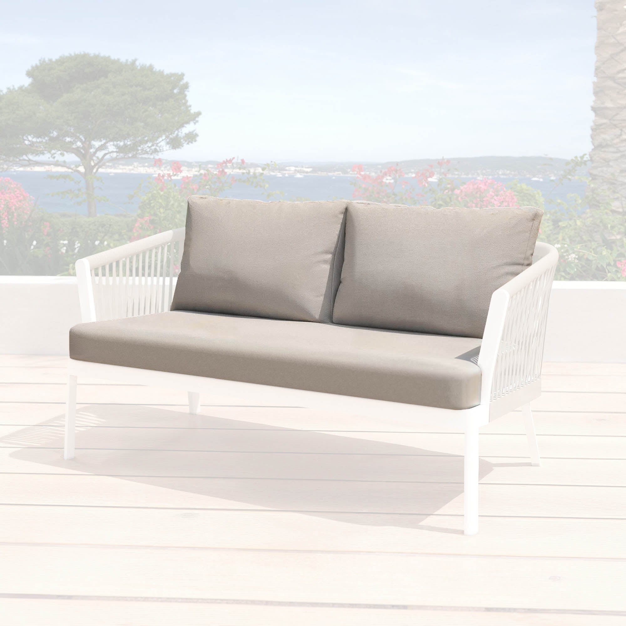 Housse de coussin pour canapé 2 places Amalfi de Meublot, en blanc taupe, tissu doux et ajusté, pour décoration élégante.