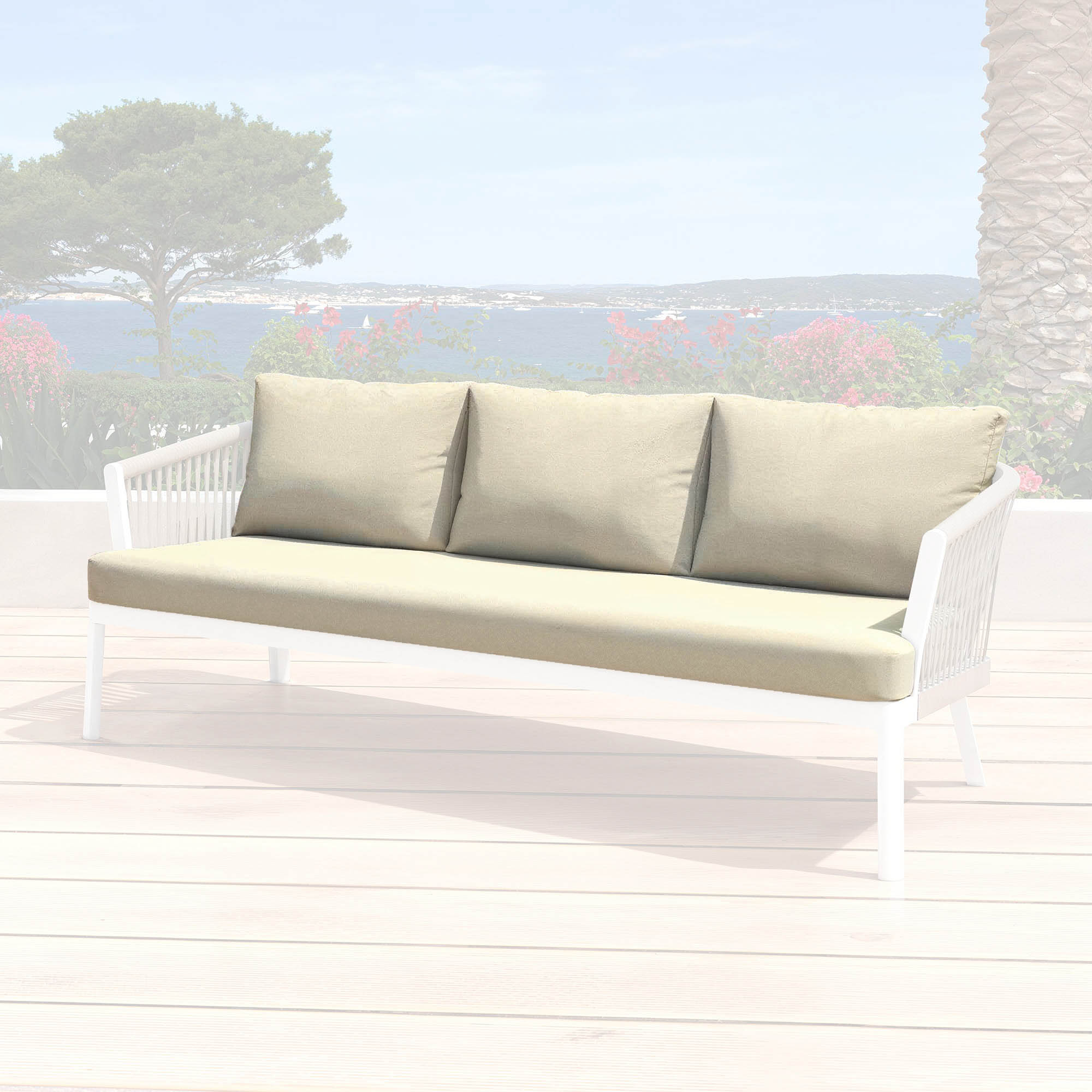 Housse de coussin pour canapé 3 places Amalfi, beige et blanc, en tissu doux, de marque Meublot.