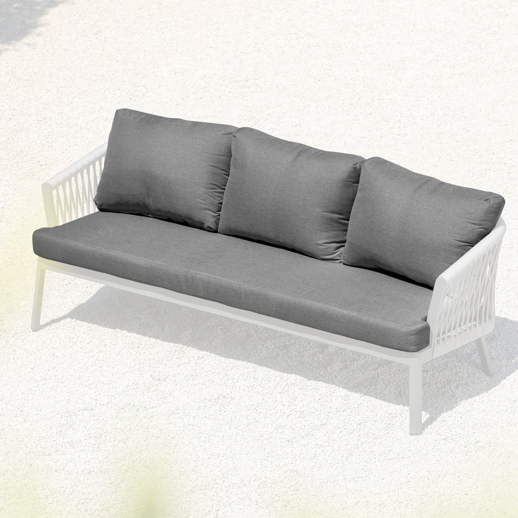 Housse de coussin pour canapé 3 places Amalfi de Meublot en tissu anthracite, confortable et élégante.