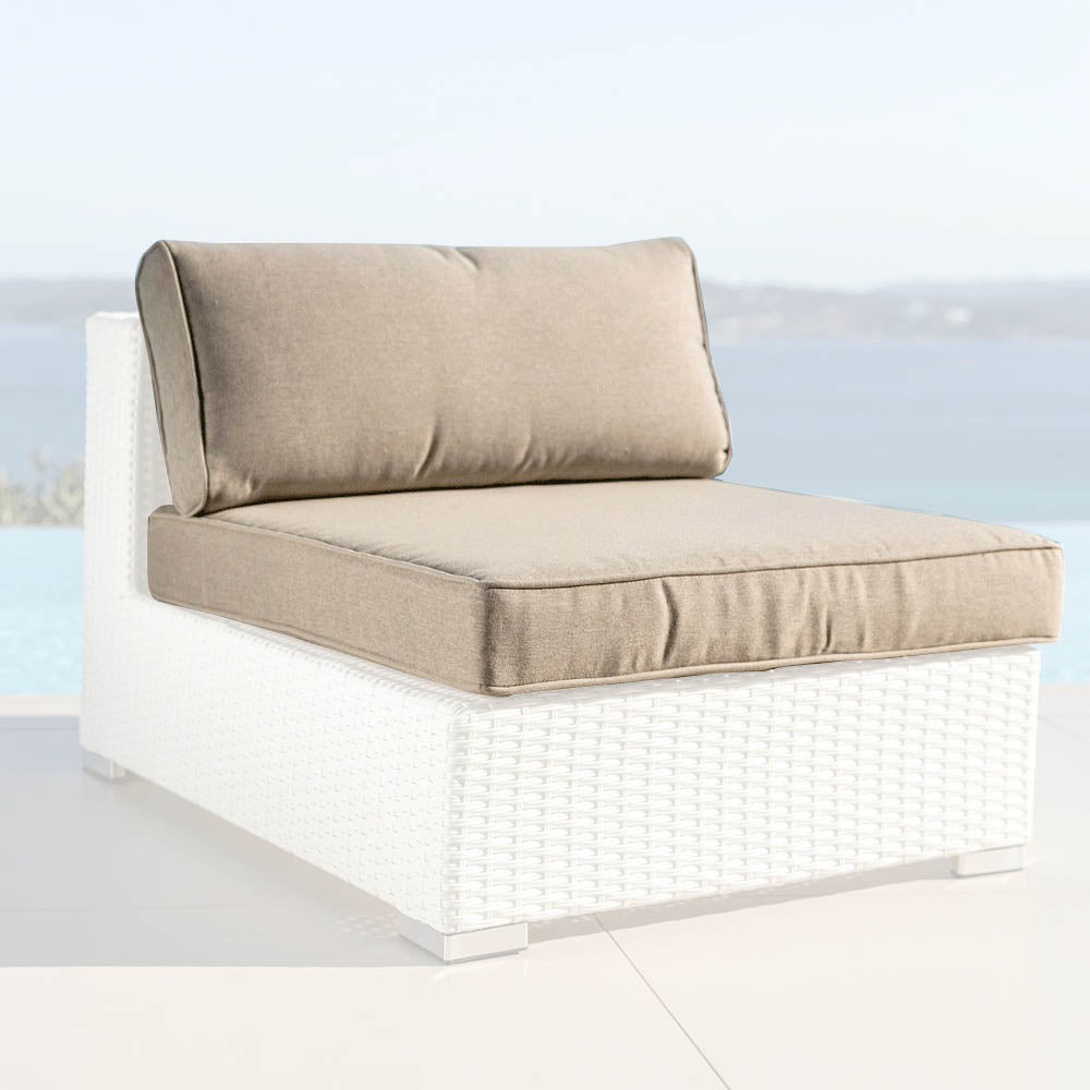 Housse de coussin pour chauffeuse Palma Meublot, couleur taupe, tissu blanc, ajustée pour une assise confortable et élégante.