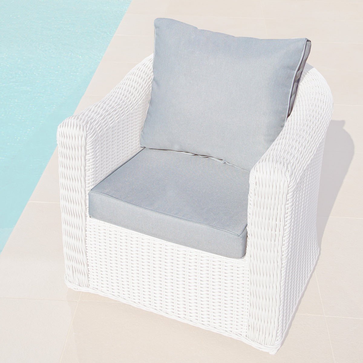 Housse de coussin pour fauteuil Calvi de Meublot, en blanc et gris clair, adaptée pour la décoration intérieure élégante.