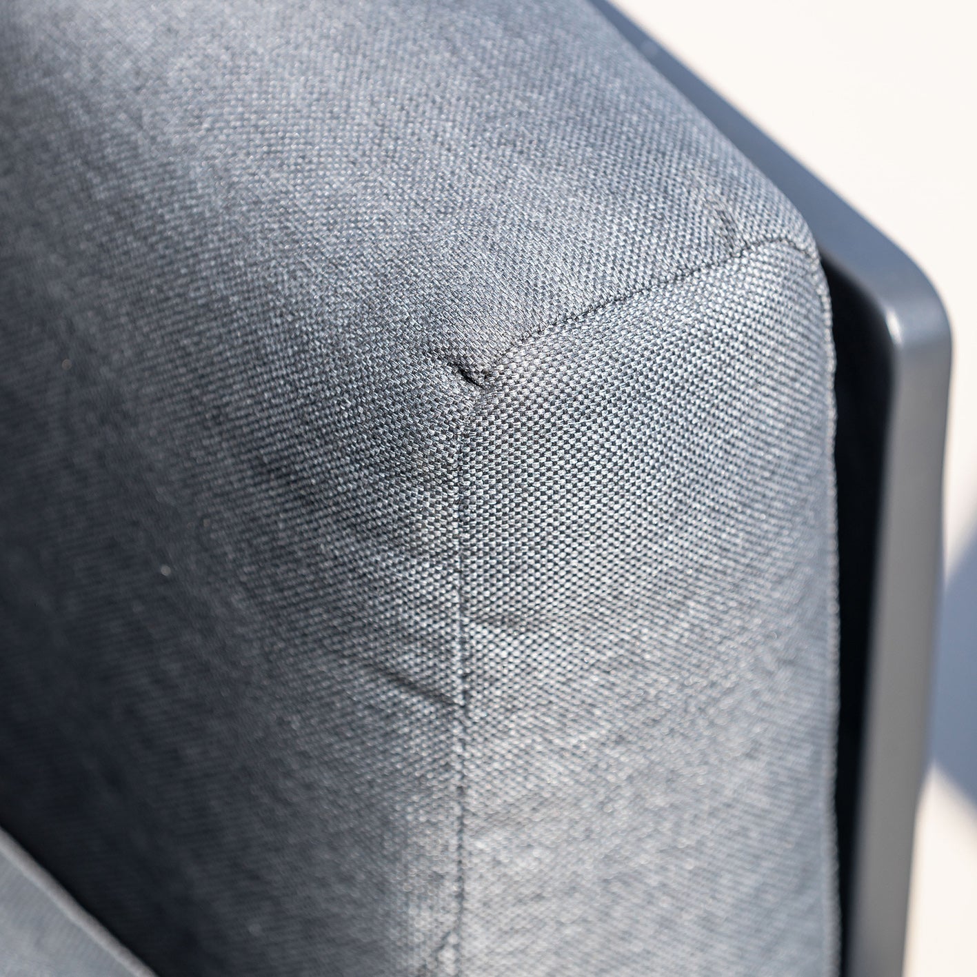 Housse de coussin pour fauteuil Monte Carlo en tissu anthracite, par Meublot, avec finition élégante et ajustement parfait.