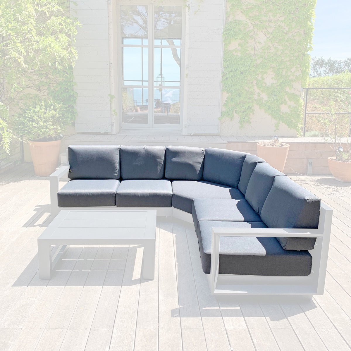 Housse de coussin pour salon d'angle Elba en tissu anthracite, adaptée à un mobilier moderne, par Meublot.