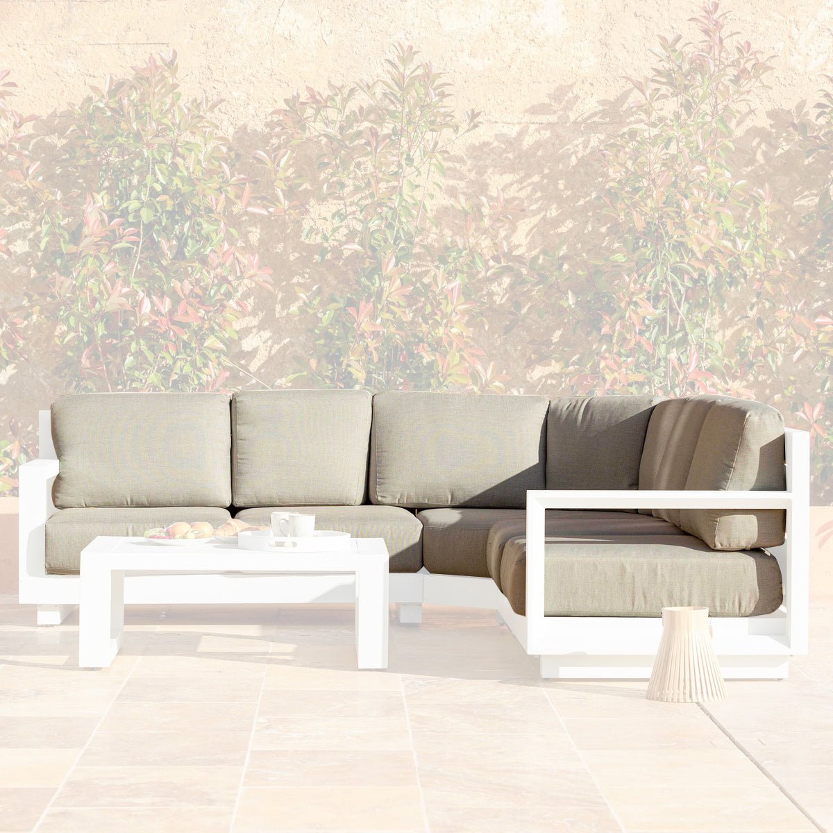 Housse de coussin taupe pour salon d'angle Elba, fabriquée par Meublot, en tissu doux et élégant.