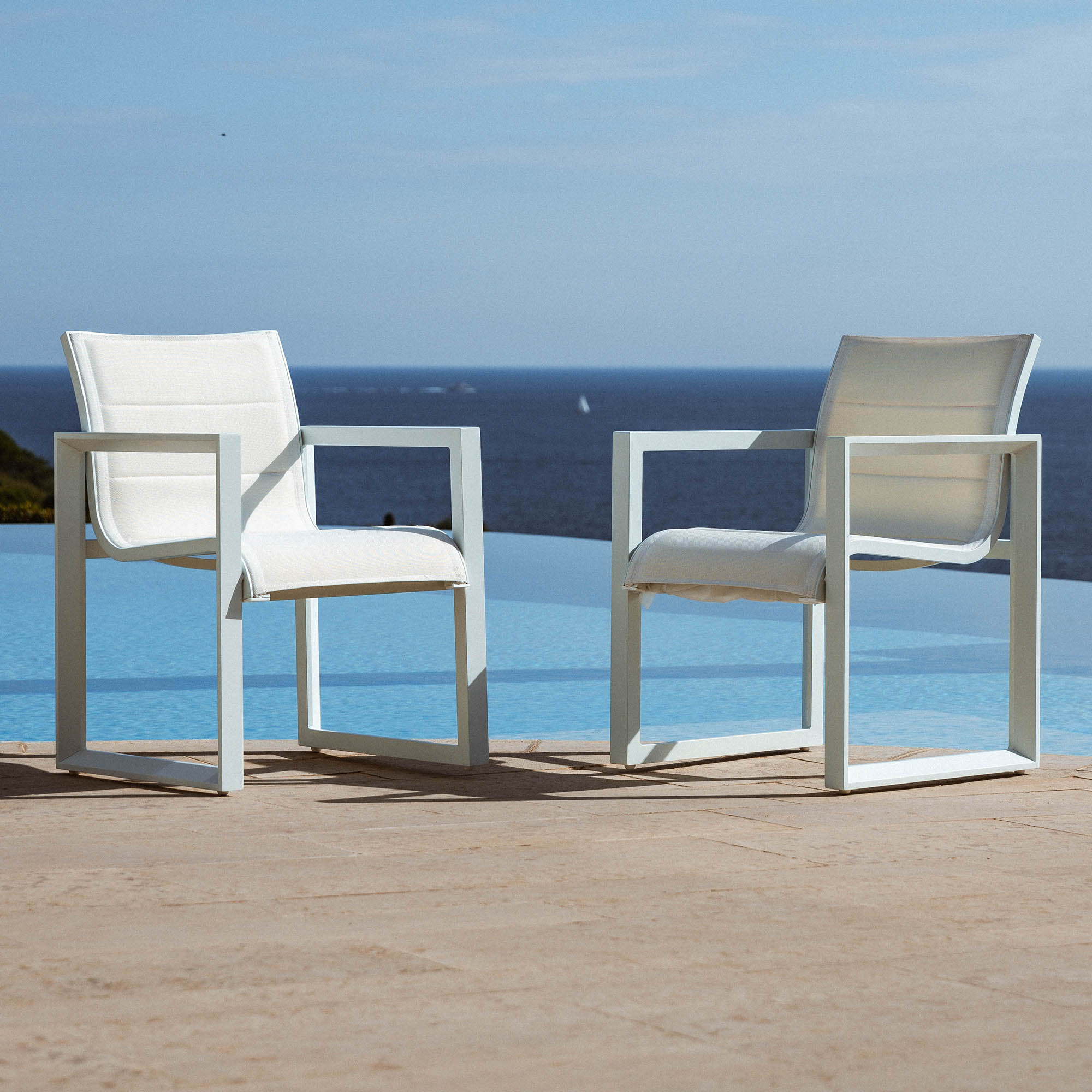 Lot de 2 fauteuils de jardin Elba Meublot, chaises d'extérieur en résine tressée pour repas ou détente dans le jardin.