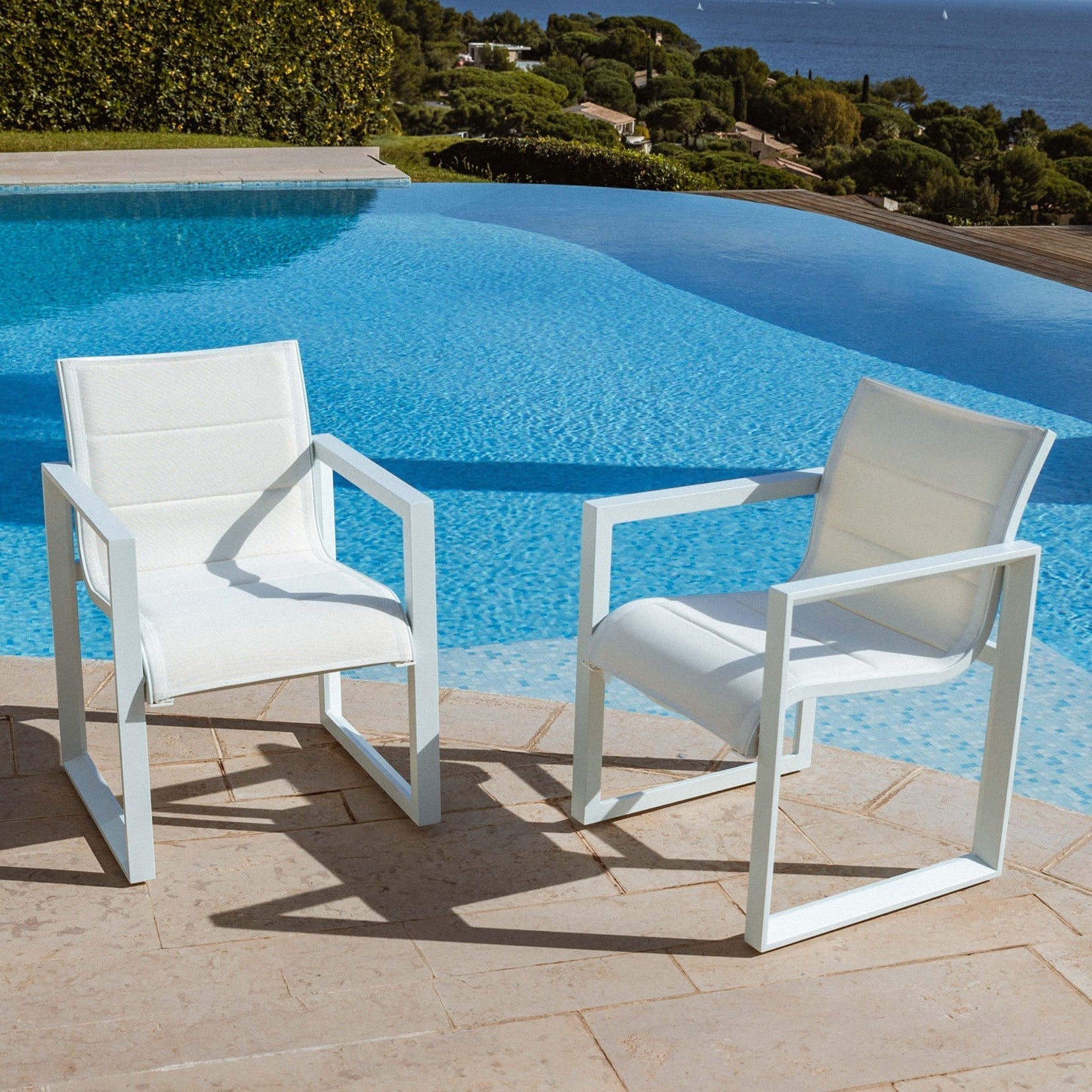 Deux fauteuils de jardin Elba de Meublot, chaises d'extérieur anthracite avec table rectangulaire Elba 240x118cm visible.