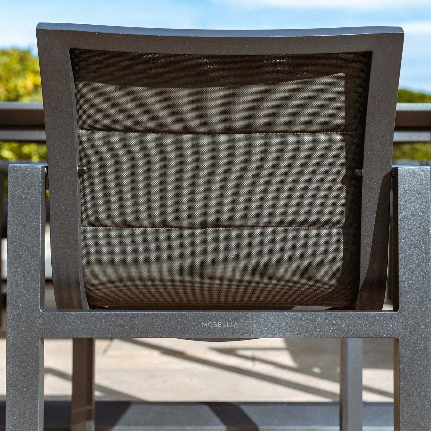 Lot de 2 fauteuils de jardin Elba Meublot en anthracite, chaises d'extérieur confortables pour repas en plein air.