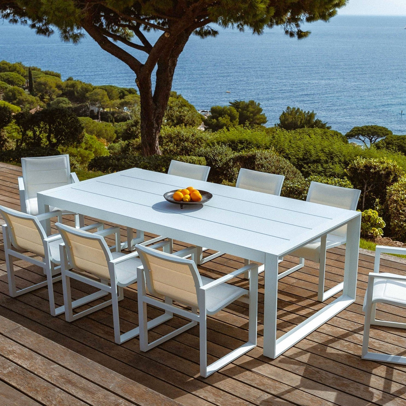 Deux fauteuils de jardin Elba par Meublot, design moderne et confortable pour repas en extérieur, avec table rectangulaire Elba.