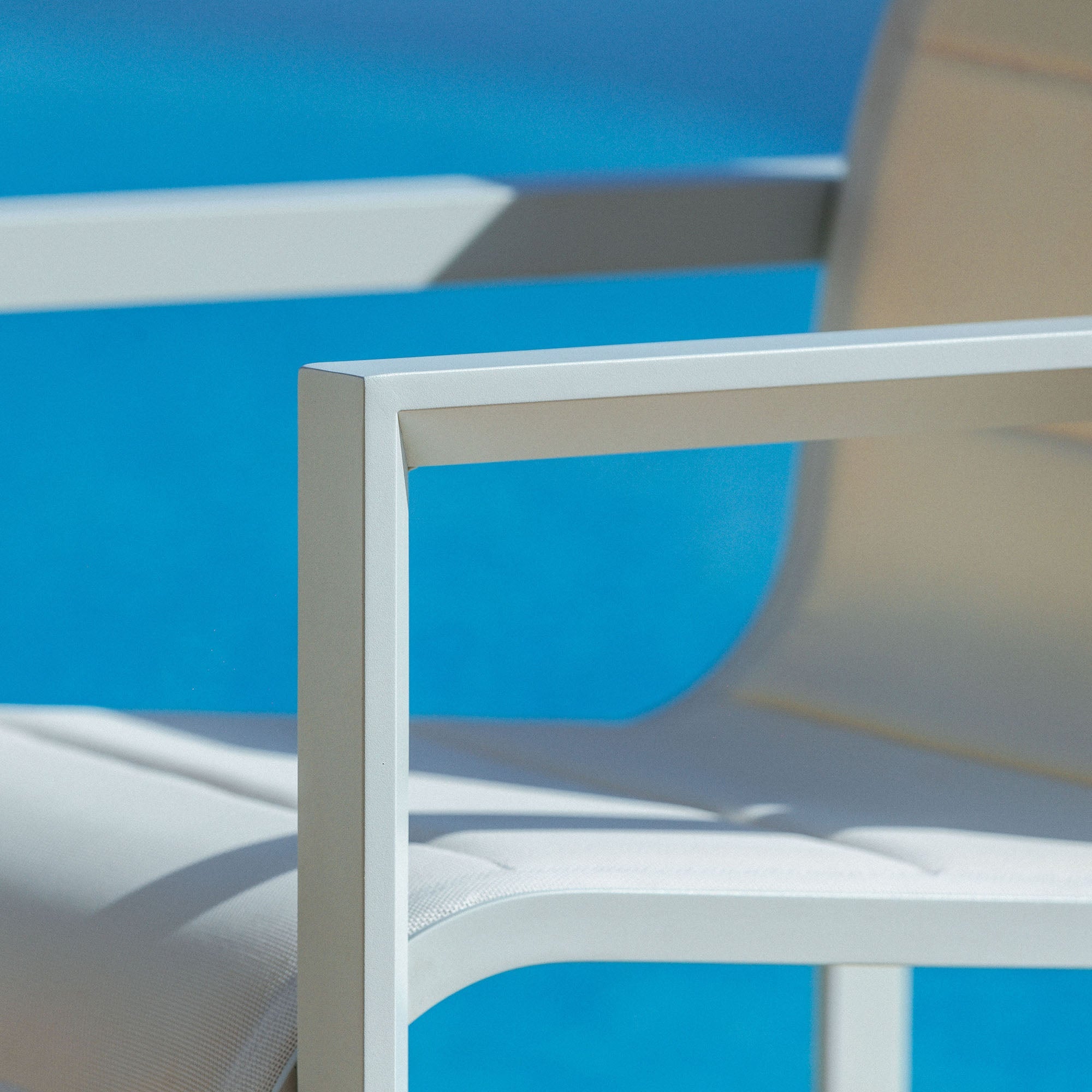 Deux fauteuils de jardin Elba de Meublot, chaises d'extérieur en acier avec coussins, pour repas en plein air.