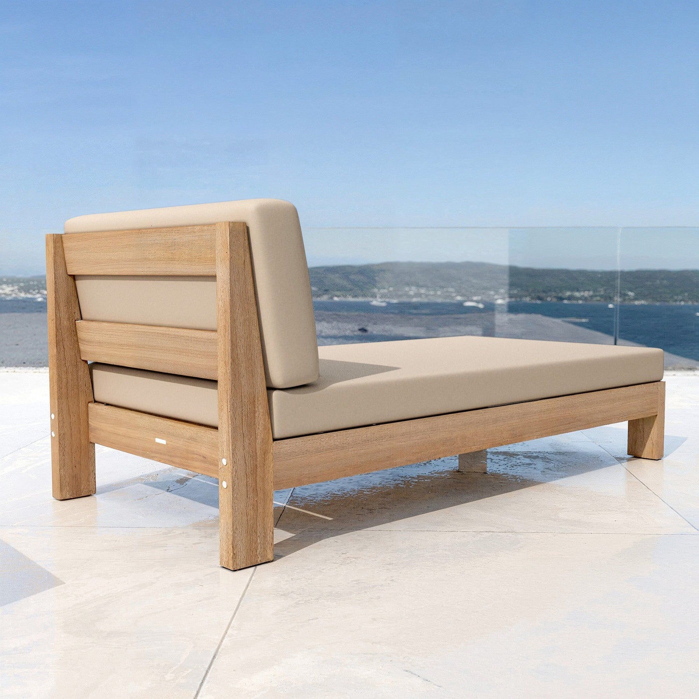 Canapé méridienne de jardin Bornéo de Meublot avec coussins beige, idéal pour l'extérieur, en bois et tissu résistant.