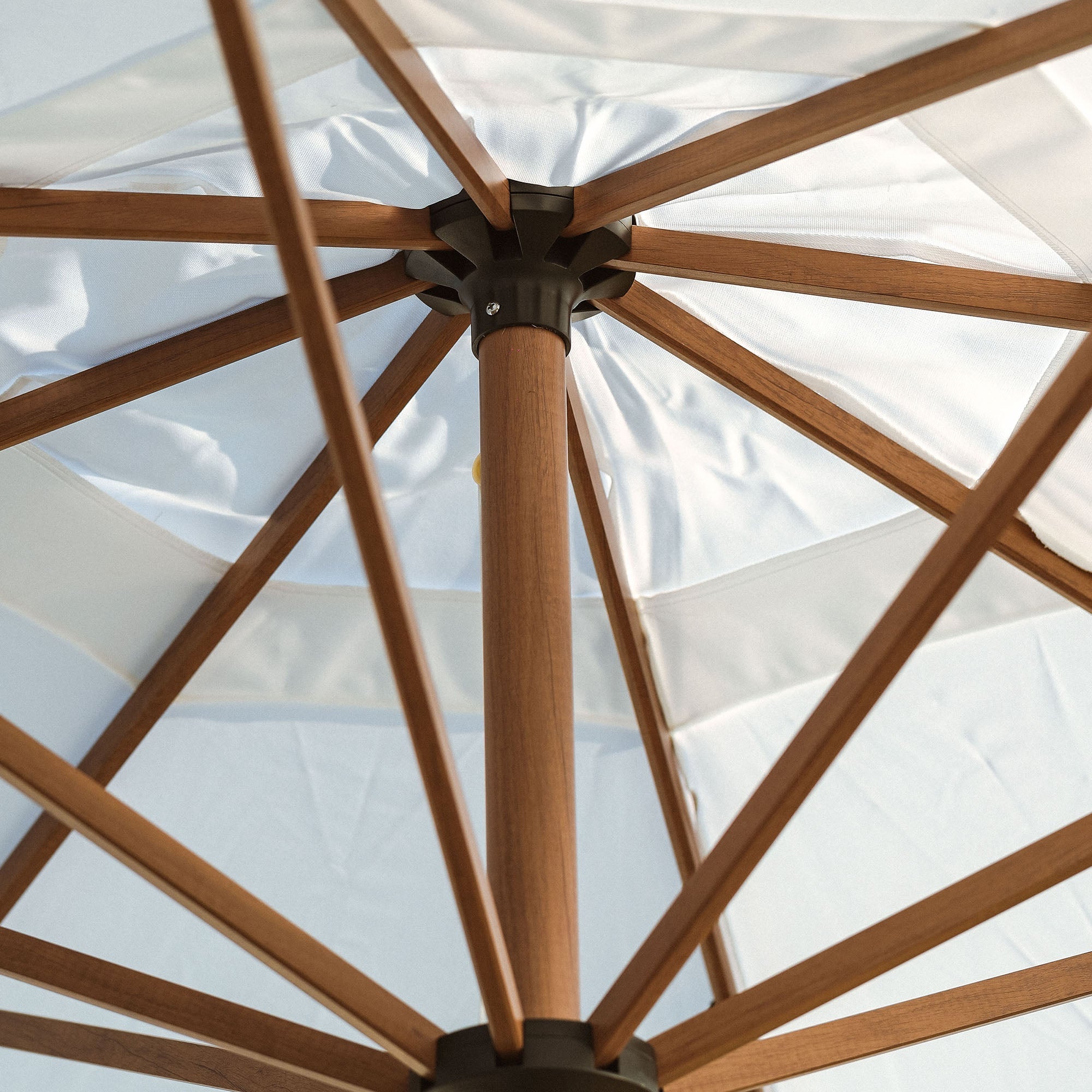 Parasol carré Yucatan en bois blanc de Meublot, ombrage élégant pour extérieur, 2,5 m x 2,5 m, parasol carré robuste