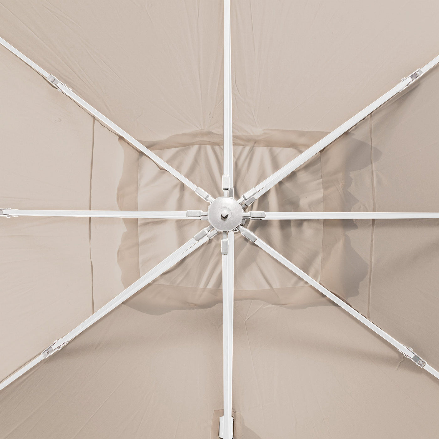 Parasol déporté Yucatan Meublot, grand parasol d'ombrage avec toile beige, déporté pour protection solaire efficace.